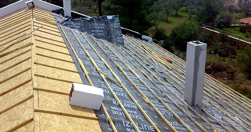 Foça EPDM Kauçuk Çatı – OSB üzerine serilmiş nefes alan su yalıtım örtüsü ve çıtalama